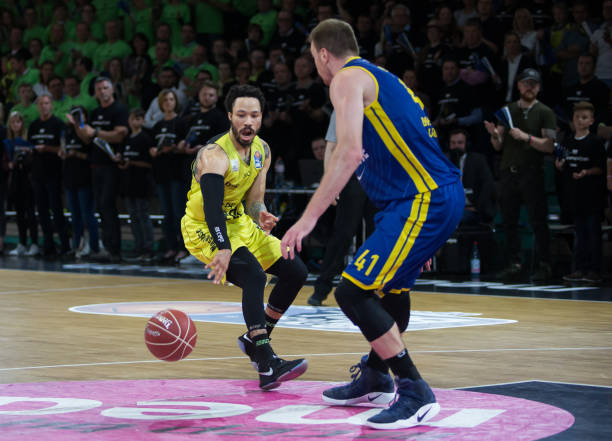 并确保年轻 并确保年轻